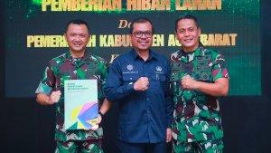 Azwardi-Serahkan-hibah-lahan-kepada-Kodim-0105.jpg