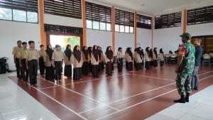Babinsa-Koramil-02Lateng-memberikan-pelatihan-Peraturan-Baris-Berbaris-PBB-kepada-siswa-SR.jpg