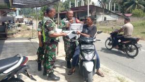 Babinsa-Koramil-09Trumon-Tengah-bagikan-brosur-pendaftaran-Bintara.jpg