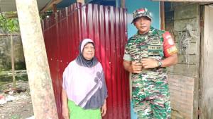 Babinsa-TNI-bangun-WC-untuk-warga_aceh-Tamiang.jpg