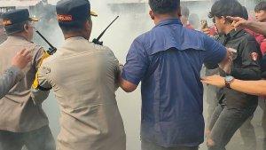 Ban-yang-dibakar-pendemo-depan-gedung-DPR-RI-saat-demo-buruh.jpg
