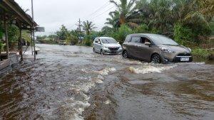 Banjir-merendam-jalan-provinsi-di-Ujung-Bawang-Kecamatan-Singkil-Aceh-Singkil.jpg