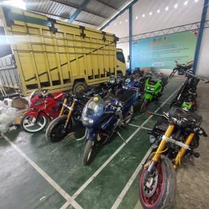 Barang-ilegal-diduga-dari-Thailand-8-unit-sepeda-motor-berbagai-merk-dan-20-koli-sparepart.jpg