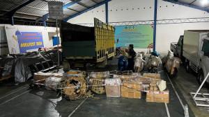 Barang-ilegal-diduga-dari-Thailand-berupa-8-unit-sepeda-motor-berbagai-merk-dan-20-koli-sparepart.jpg