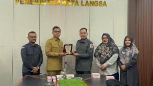 Bawaslu-Kota-Langsa-menyerahkan-plakat-kepada-Wali-Kota-Langsa.jpg