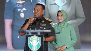 Brigjen-TNI-Yudha-Fitri-didampingi-istri.jpg