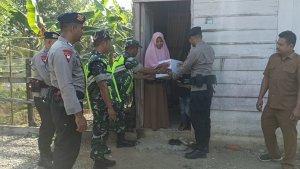 Brimob-Nagan-bagikan-bansos-ke-warga.jpg
