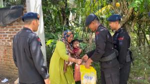 Brimob-salurkan-sembako-kepada-warga-di-Nagan-Raya.jpg