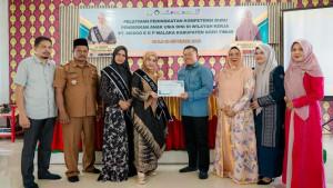 Bunda-PAUD-Aceh-Timur-Ny-Lismawani-Iskandar-serahkan-piagam.jpg