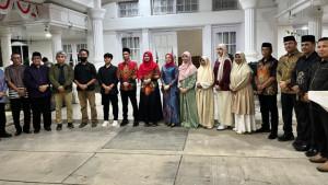 Bupati-Aceh-Barat-Jamu-12-Siswa-Berprestasi-di-Olimpiade-Internasional-Saat-HUT-Ke-437-Meulaboh.jpg