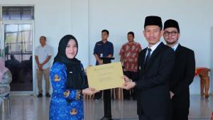 Bupati-Aceh-Barat-Tarmizi-SP-menyerahkan-SK-PPPK-pada-pelantikan-pejabat-baru.jpg