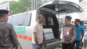 Bupati-Aceh-Barat-Tarmizi-SP-saat-berdialog-langsung-dengan-para-sopir-mobil-ambulans.jpg