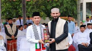 Bupati-Aceh-Barat-memberikan-cinderamata-kepada-salah-satu-ulama-asal-Palestina-Syekh-Saib.jpg