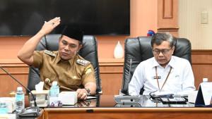 Bupati-Aceh-Besar-H-Syech-Muharram-Idris-berbincang-dengan-Plt-Kepala-Perwakilan-BPKP.jpg