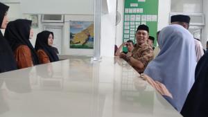 Bupati-Aceh-Besar-Muharram-Idris-meninjau-sejumlah-ruangan-yang-ada-di-Puskesmas-Baitussalam.jpg