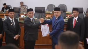 Bupati-Aceh-Besar-Muharram-Idris-menyerahkan-nota-keuangan-rancangan-qanun.jpg