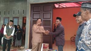 Bupati-Aceh-Singkil-Safriadi-berikan-bantuan-uang-kepada-korban-puting-beliung.jpg