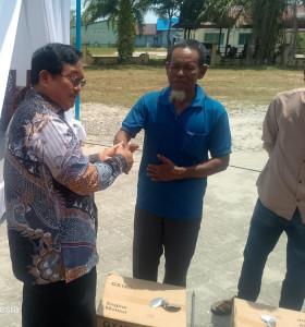 Bupati-Aceh-Singkil-Safriadi-serahkan-bantuan-kepada-nelayan.jpg