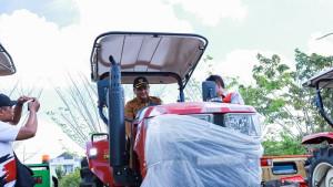 Bupati-Aceh-Tamiang-Armia-Pahmi-ketika-mencoba-traktor-bantuan-Kementan.jpg