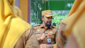 Bupati-Aceh-Timur-Iskandar-Usman-Al-Farlaky-saat-melakukan-inspeksi-mendadak-sidak-ke-Puskesmas.jpg