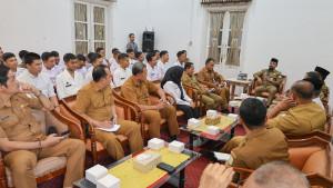 Bupati-Aceh-Timur-Iskandar-Usman-Al-Farlaky-saat-pimpin-rapat-koordinasi-dengan-MBG.jpg