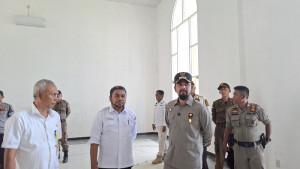 Bupati-Aceh-Timur-Iskandar-Usman-Al-Farlaky-usai-meninjau-gedung-pemerintahan.jpg