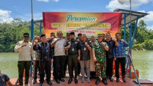 Bupati-Aceh-Timur-foto-bersama-saat-menyerahkan-perahu-getek-ke-Simpang-Jernih.jpg