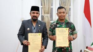 Bupati-Aceh-Timur-menandatangani-NPHD-bersama-Dandim-0104Aceh-Timur.jpg