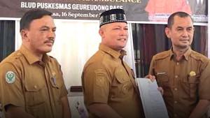 Bupati-Aceh-Utara-H-Ismail-A-Jalil-menyerahkan-SK-kepada-Abdurrahman-MSi.jpg