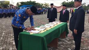 Bupati-Aceh-Utara-Ismail-A-Jalil-SE-MM-memperhatikan-PPPK-meneken-berita.jpg