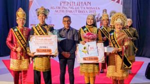Bupati-Foto-bersama-Agam-Inong-Duta-Wisata-Aceh-Barat-Daya.jpg