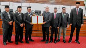 Bupati-Muharram-foto-bareng-di-Ruang-Rapat-Paripurna-DPRK.jpg