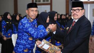 Bupati-Nagan-Raya-Dr-TR-Keumangan-menyerahkan-SK-kepada-178-PPPK.jpg