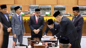 Bupati-Pidie-Sarjani-Abdullah-menandatangai-dokumen-APBK-P-2025-di-Gedung-DPRK-Pidie.jpg
