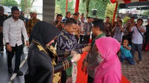 Bupati-Safaruddin-menyambut-kedatangan-Kapolda-Aceh-Irjen-Pol-Drs-Marzuki-Ali-Basyah.jpg