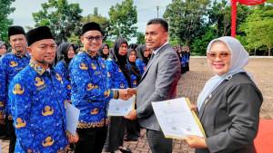 Bupati-Safaruddin-menyerahkan-SK-PPPK-formasi-2024.jpg
