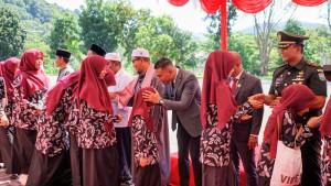 Bupati-Safaruddin-salaman-dengan-peserta-MTQ-sebelum-pelepasan-ke-Pidie-Jaya.jpg
