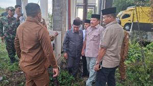 Bupati-TR-Keumangan-bersama-Ketua-DPRK-Mohd-Rizki-Ramadhan-saat-mengecek-patok-batas.jpg