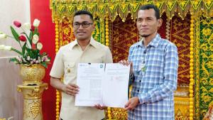 Bupati-dan-Kepala-BPJS-Ketenagakerjaan-Cabang-Meulaboh-memperlihatkan-dokumen-MoU.jpg