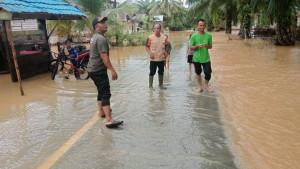Camat-Babahrot-Idris-meninjau-langsung-kondisi-banjir.jpg