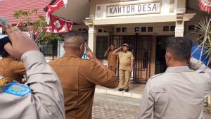 Camat-Johan-Pahlawan-Aceh-Barat-Irwan-saat-memimpin-apel-kebersihan.jpg