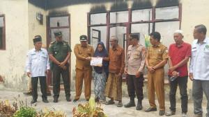 Camat-serahkan-donasi-untuk-korban-kebakaran.jpg