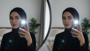 Cara-membuat-foto-wanita-biasa-menjadi-keren-bak-mirror-selfie-dengan-flash.jpg