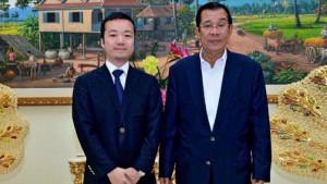 Chen-Zhi-berdiri-bersama-Perdana-Menteri-Kamboja-saat-itu-Hun-Sen-pada-20-Juli-2020.jpg