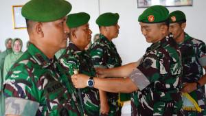 Dandim-0110Abdya-memberikan-ucapan-selamat-kepada-prajurit-naik-pangkat.jpg