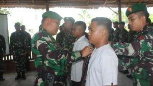 Dandim-Nagan-sematkan-tanda-peserta-pelatihan.jpg