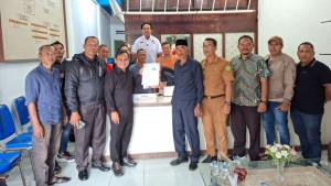 Darmawan-bersama-pengurus-daftar-ketua-KONI-Sabang.jpg