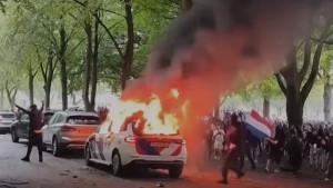 Demo-di-Belanda-rusuh-demonstran-membakar-mobil-polisi-pada-Sabtu-2092025.jpg