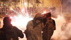 Demonstran-bentrok-dengan-petugas-polisi-antihuru-hara-di-Peru.jpg