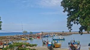 Deretan-perahu-nelayan-berwarna-warni-bersandar-di-tepi-pantai-Balai-Pasi-Sabang.jpg